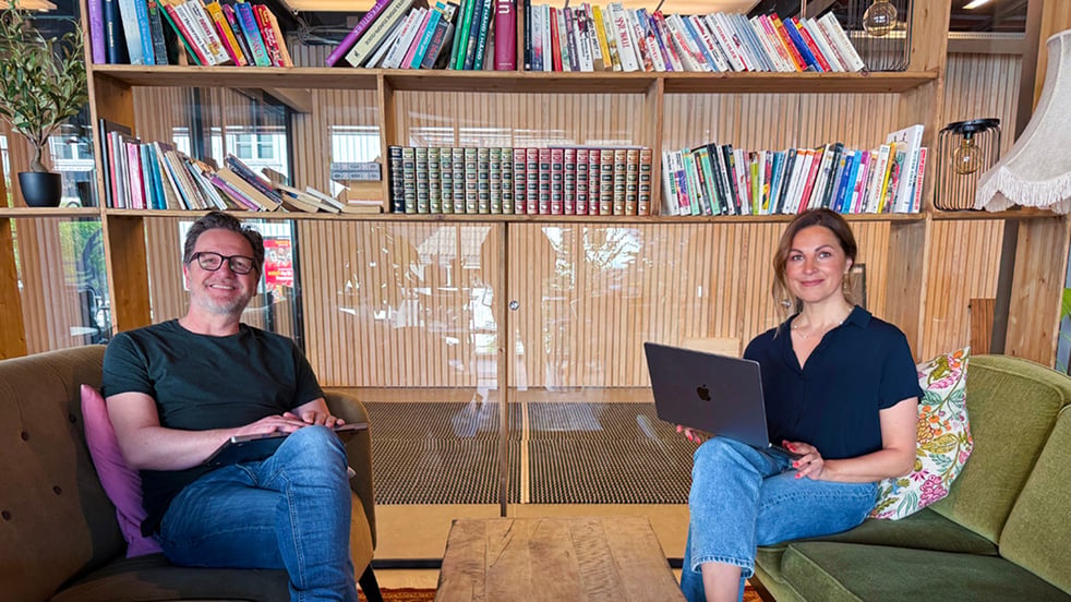 Støttebilde_Esben&Kat_sofa_med_Mac
